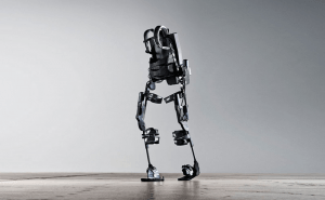 Robotic exoskeleton teaches paralyzed people to walk again